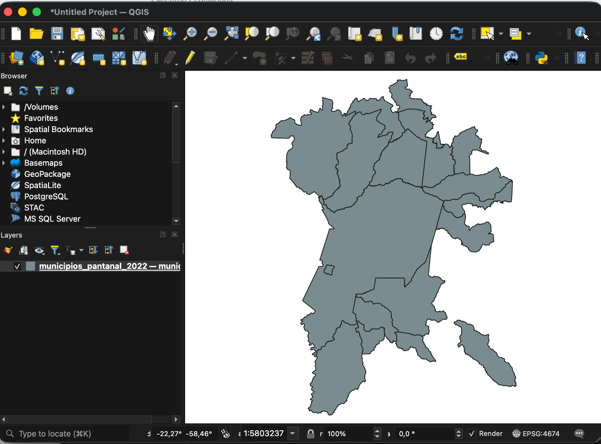 QGIS com a malha municipal do Pantanal carregada: 18 municípios no canvas, a camada municipios_pantanal_2022 no painel Layers e o CRS EPSG:4674 na barra de status.